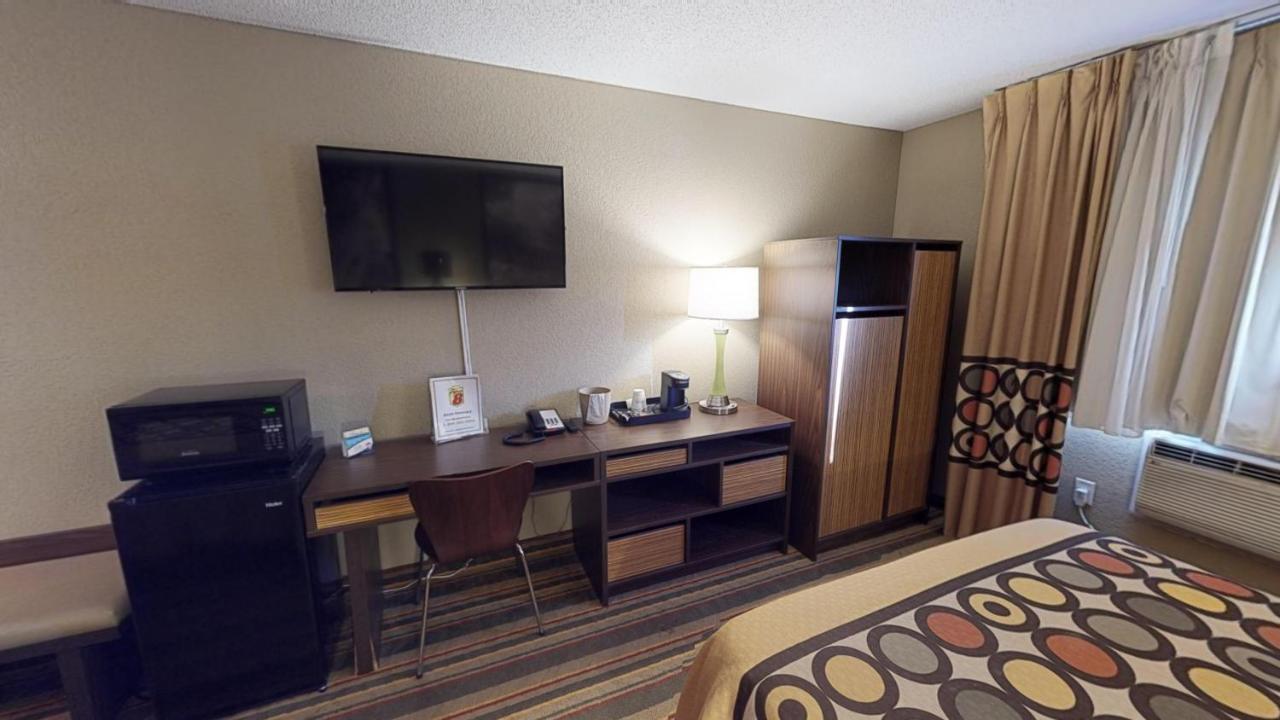 Super 8 By Wyndham Glencoe Hotel Екстериор снимка